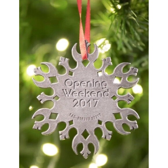 The Last Jedi commemorative ornament & opening night ticket in acrylic case 2017 - Picture 9 of 13